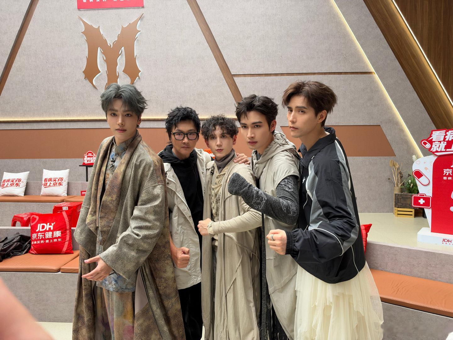 《红玫瑰》923舞台火力值
演唱：孙楠×阿云嘎×张彬彬×艾热×邵子恒
#孙楠部落红玫瑰好震撼##披荆斩棘直播##孙楠[超话]##阿云嘎[超话]##艾热[超话]##邵子恒[超话]##张彬彬[超话]# ​