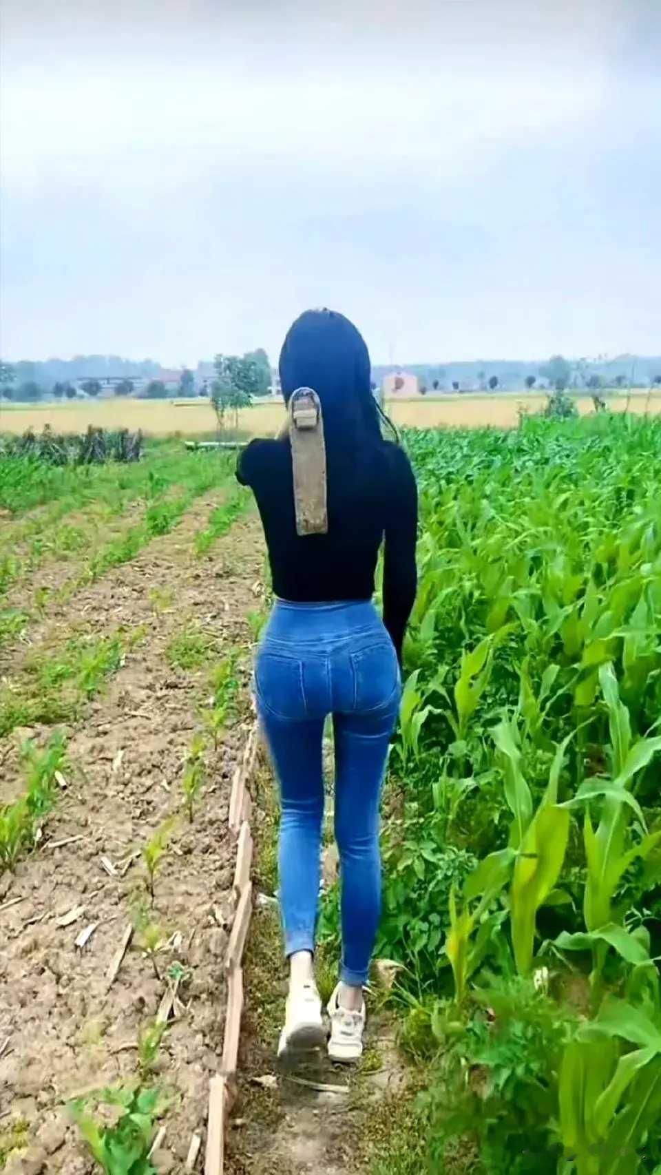 姑娘穿成这样，能下地干活吗？不过紧身牛仔裤确实挺好看！