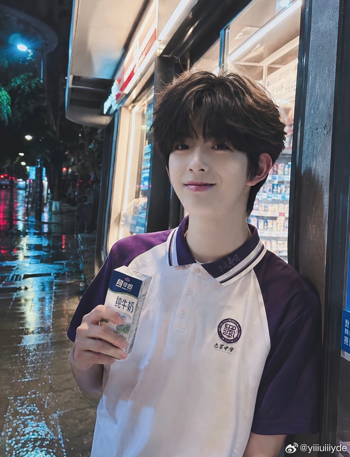#陈浚铭[超话]##陈浚铭四代唯一吉他手##陈浚铭 四代唯一top##陈浚铭 四代全能门面ace##陈浚铭 四代第一门面##我们的少年时代2谢逸舟[超话]##陈浚铭谢逸舟# Chasing stars is not blind obsession, but drawing strength from the light he radiates to move forward quietly on our own path.
追星不是 ​