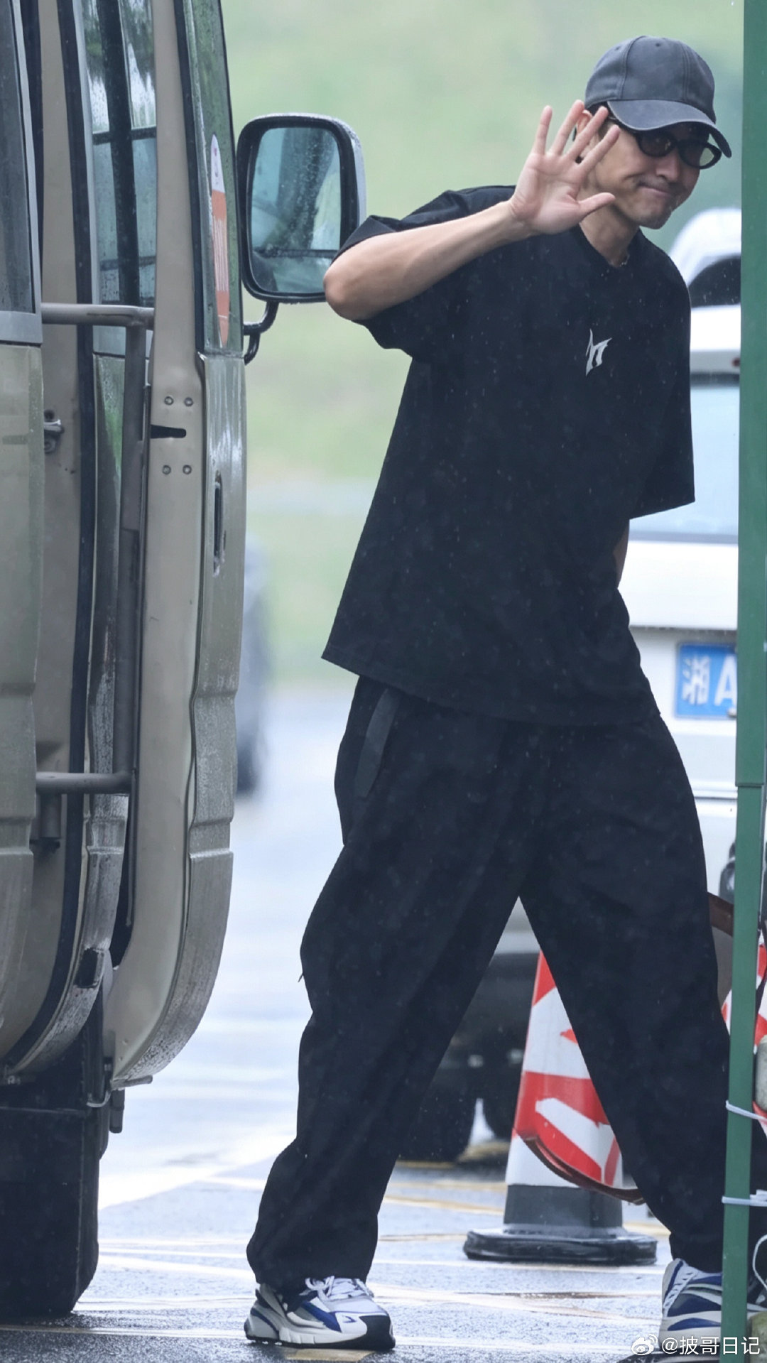 等哥哥上班啦，训练加油，期待哥哥们二公的正式舞台！
#披荆斩棘[超话]##披荆斩棘##曹骏在披哥迎来他的叛逆期# ​