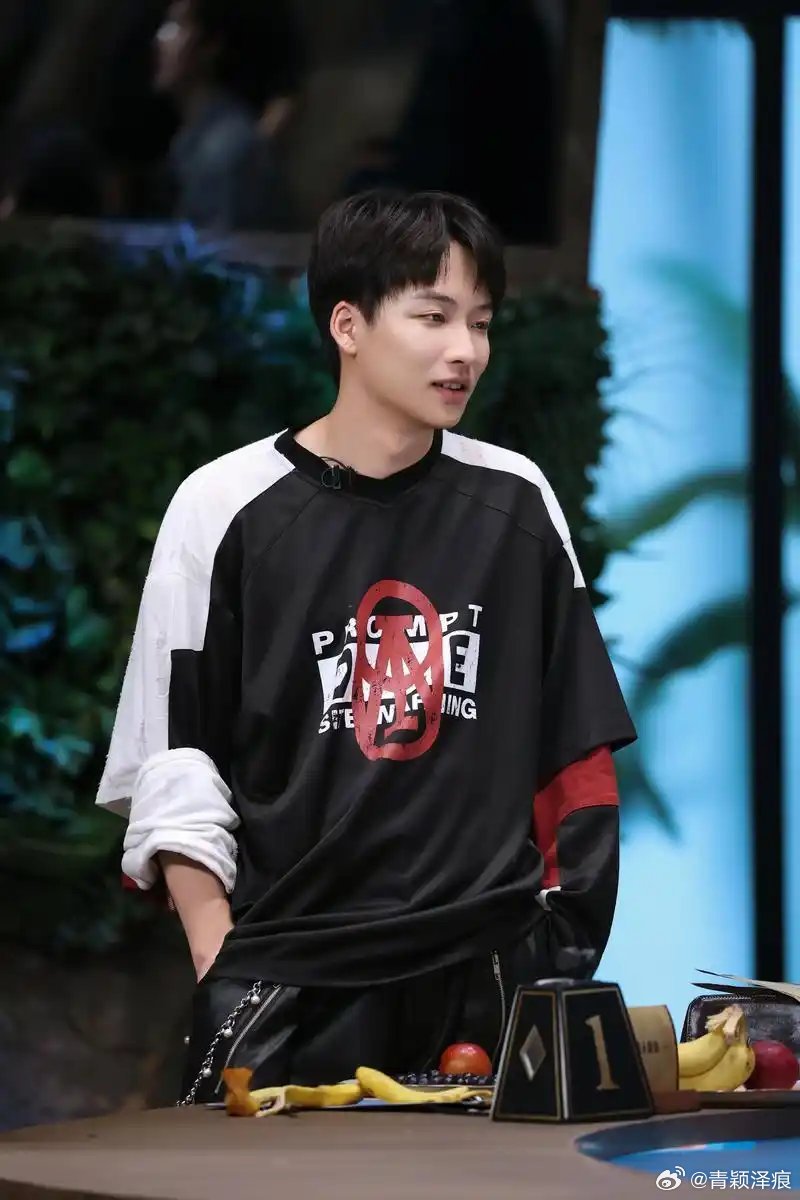 #吴泽林[超话]##吴泽林疑似向王鹤棣道歉# 
我很想说那么久的事情了还把两位孩子牵扯进来干啥啊？
泽林请假是因为自己的工作安排时间有冲突
还有就是为啥对这个鸳鸯锅执念那么大呀
泽林确实是当时语气不太好让王鹤棣有点不舒服了
所以你们就一定要揪着这件事情来说吗
还有就是说在节目中0个字提到王鹤棣 ​