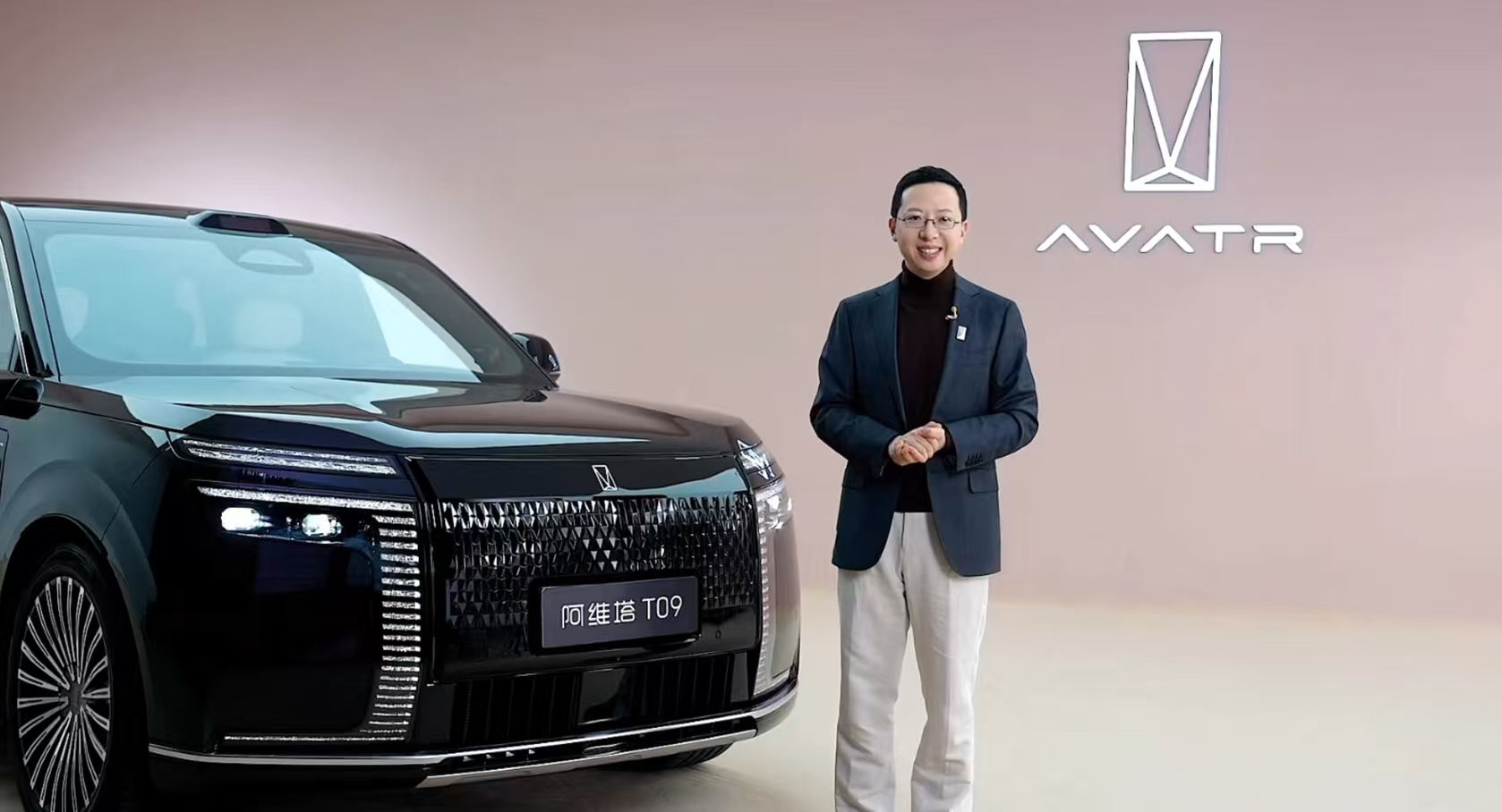 阿维塔 T09 概念版这次直接把全球首秀放在了巴黎，算是国产新能源向 50 万级豪华市场发起的一次有力冲击。作为阿维塔旗舰序列的首款车型，外观气场很足，立体浮雕格栅、晶钻灯组把豪华氛围感做了出来，内饰新增的可升降 Vortex 情感交互装置是一大看点，不再单纯堆砌硬件，开始讲究座舱情感体验。

整 ​