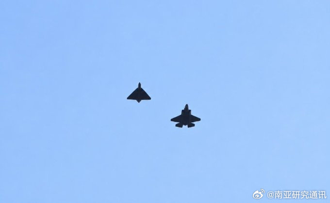 最强四代机和最强五代机在空中相会！[doge]

#海外新鲜事##南亚[超话]##印度[超话]# ​