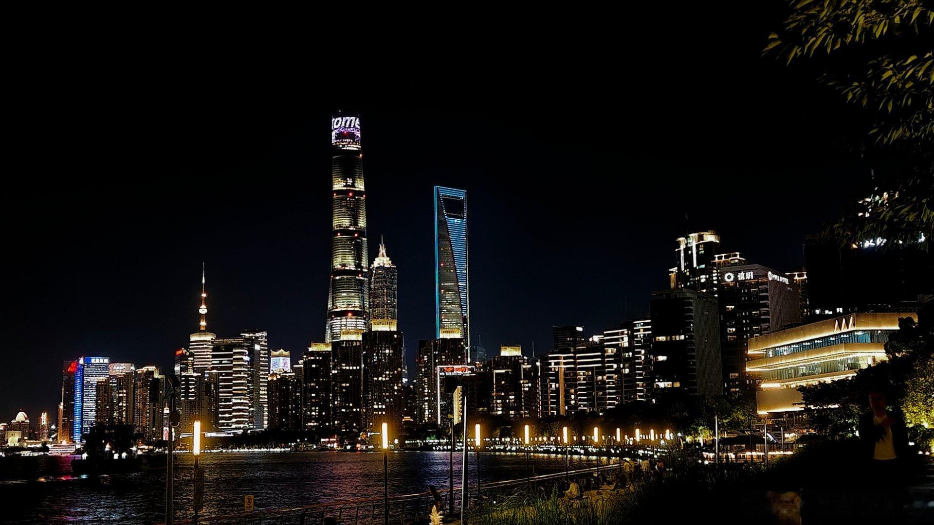 我喜欢来到这里，比起外滩，这里更安静，没什么游客，只有一些散步的人和锻...