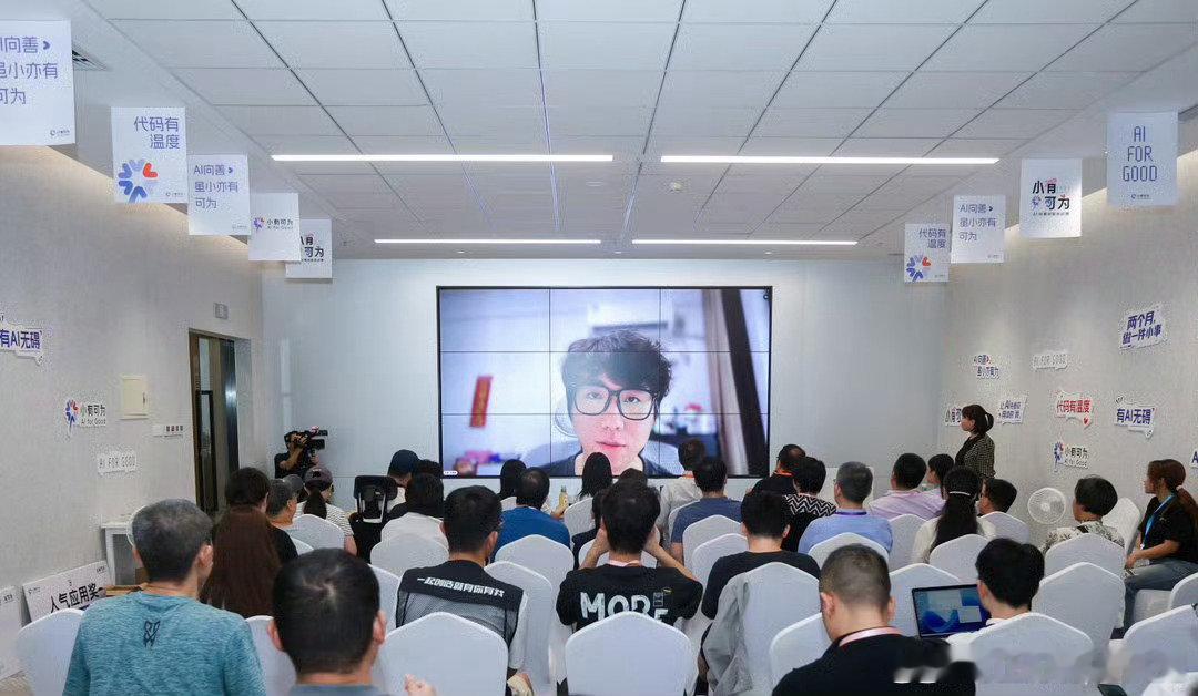 #色弱博主改造AI眼镜帮自己做拼豆# 以前觉得 “科技向善” 就是句口号，现在看普通人拿 AI 解决自己身边的问题，才觉得它真的在走进日常。 ​
