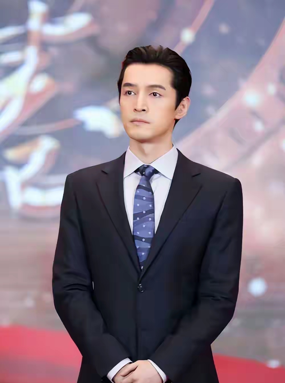 金鹰奖一张座位路透，看懂奖项最难得的改变
 
下午长沙金鹰提名表彰典礼还没开场，一张内场椅子的照片，悄悄引发很多人的感慨。
 
粉色手写感名签，第一排依次是宋佳、胡歌、闫妮、于和伟。镜头正中留给胡歌，而实力出众的于和伟，座位已经贴到侧幕边缘。第二排能看见王骁、杨紫、王仁君，杨紫和王仁君挨在一起，不少
