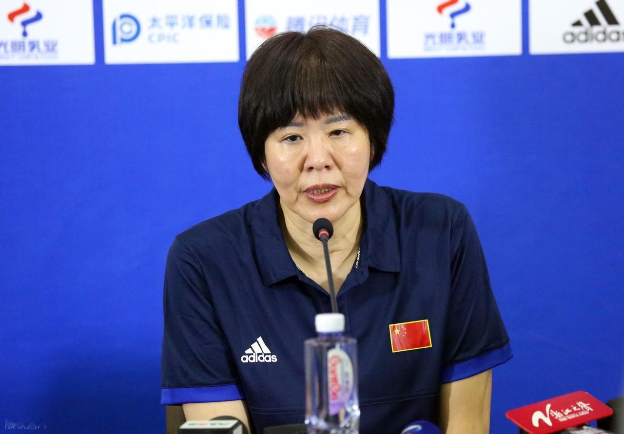 郎平出现在亚排联行业会谈的桌上，说明她的价值早就不止是一个国家队主教练了。

当教练能带出奥运冠军，这已经是很多教练一辈子达不到的高度。但郎平现在参与的是亚洲排球人才建设层面的会谈，讨论的是整个亚洲排球怎么发展、人才怎么培养，这个格局比带一支队伍拿冠军要大得多。

中国排球这些年走过的路、积累的经验