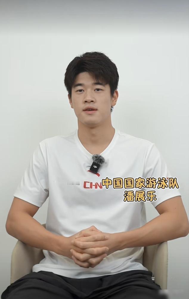 人类百米自由泳最快的8个成绩，有7个被两个人包揽。
潘展乐状态有起伏，他没有回避，直接带着团队飞往罗马尼亚，找到波波维奇。不是去挑战，而是与对方同吃同住，联合训练了一个多月。他们是强劲的对手也是挚友，在泳池边互相抠技术细节，连天赋差异都拿出来反复琢磨。
要知道，历史上游进47秒的17次成绩中，他