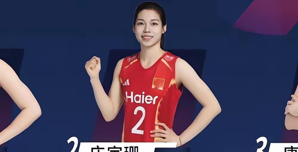 9月3日亚锦赛决赛，坐镇主场的中国女排2‑3不敌泰国，错失冠军，也丢掉直通洛杉矶奥运会的名额。比赛结束之后，网上没有先聚焦战术复盘，大家的目光，都落到了并未出现在赛场的朱婷身上。
 
早在2025年新周期大名单出炉，主教练赵勇将朱婷身披多年的2号球衣交给03年小将庄宇珊，这件事当时就引发巨大争议。一