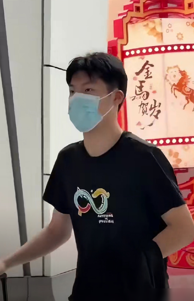 首都机场这阵仗，直接把日韩看迷糊了。大头、莎莎、曼昱一个没来，马琳王皓也没跟队。林诗栋拉着行李箱走最前头，蒯曼背着包低头刷手机，身后跟着温瑞博、石洵瑶一群生脸。
乒协8月29号就公示了，主力自愿放弃选拔。秦志戬话说得直白：名古屋亚运会刚打完，年底还有混团和一堆WTT，主力身体都到临界点了。
这回