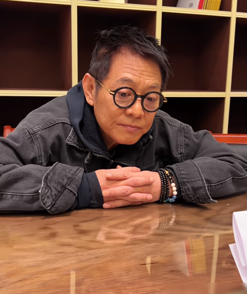 李连杰现在这状态，粉丝看了都愣住。14年后重回大银幕，拍的还是《镖人》，跟吴京、袁和平搭班子，本该炸翻武侠圈，结果呢？
片子官宣阵容那天热搜挂了一下午，但点进去全是李连杰怎么变成这样了。脸浮肿，眼神空，说话慢半拍。当年《黄飞鸿》里那个抬脚踢碎东亚病夫牌匾的人，没了。
更扎心的是，这部《镖人》他只