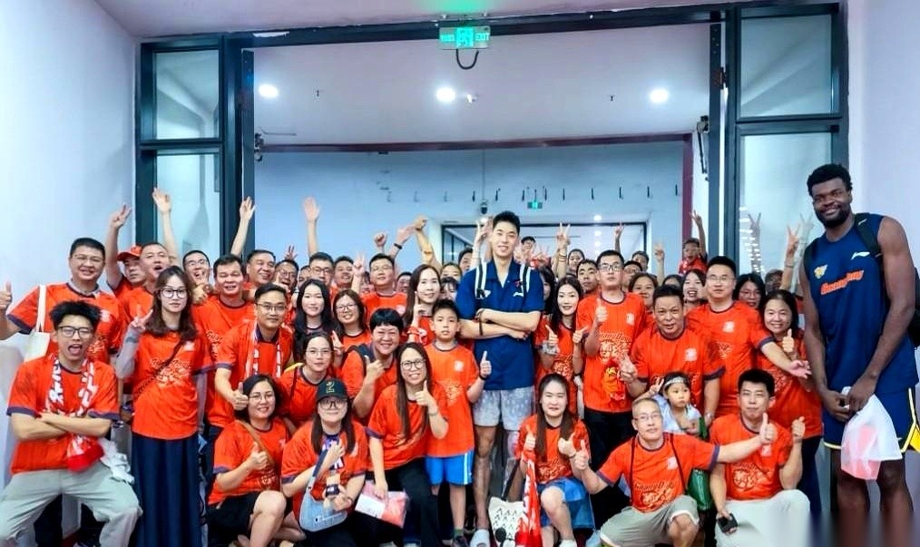 终场哨声一响，广东男篮在主场拿下了浙江广厦。
按平时的规矩，队员们击完掌就该钻进球员通道回更衣室，但这次谁都没走。所有人转身折回场地中央，排成两排，把看台上留到最后的球迷当成背景板，齐刷刷蹲下拍了一张大合影。
前阵子球队连输两场，东莞主场的看台肉眼可见地空了一大片。
但就是有那么几拨铁杆，哪怕球队连