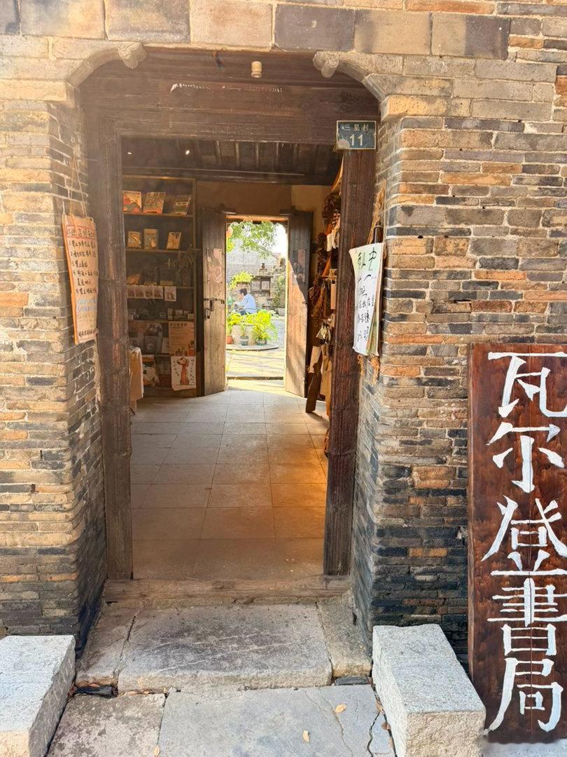 蔡康永蔡康永突然站沈，是因为台北警察局之前突袭了几家同志酒吧。在政治族谱上，沈更偏向左，而蒋万安则保守很多，偏右一些。在资本主义社会，个人很难离开政治，更别说有影响力的名人，他们的站台都会影响巨量选票。蔡康永年纪大了，估计也想进去政治了。  ​​​