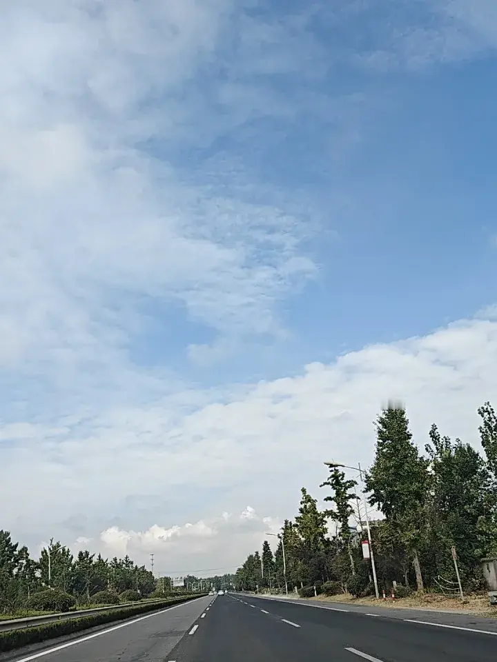 今天是个好日子，今天去给爸爸送过节礼，准备了两瓶天之蓝，两条中华，两盒老式月饼，两盒蛋黄酥，礼盒旺旺，一盒茶叶，祝福爸爸心情美美[星星眼]路途中遇到了好多婚车，祝福我们美事朵朵[比心][比心][比心]