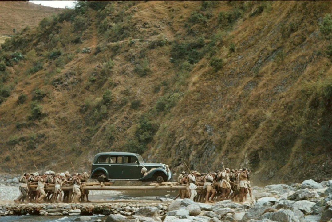 1940年，尼泊尔人有奔驰不开，为啥要抬着？