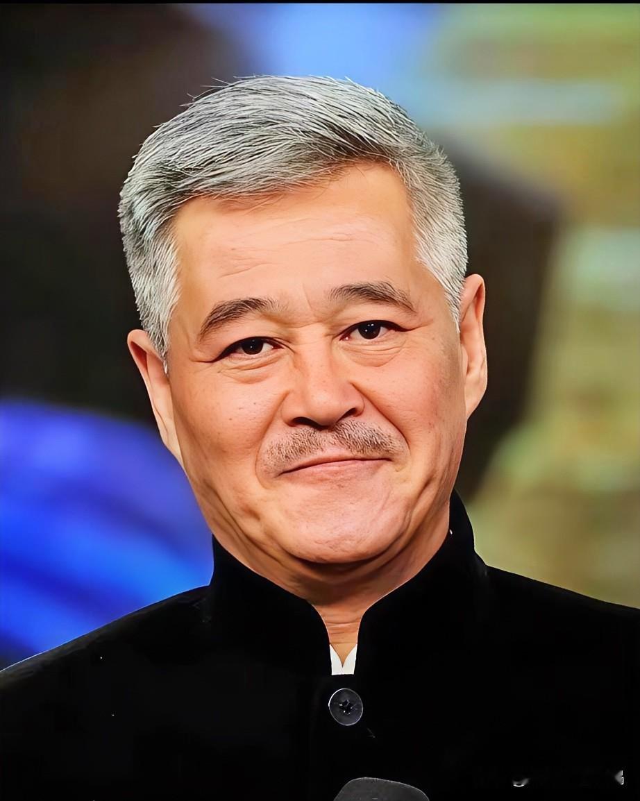 懒汉父亲，晚年靠儿子养老。

赵本山父亲年轻时不管孩子。

自己跑出去潇洒快活。

儿子成名后，他倒找回来了。

赵本山不计前嫌，照样赡养。

可老人总去片场骂儿子。

人越多，骂得越起劲。

连别的演员也一起数落。

赵本山只好拦着不让他去。

老人为何非要当众训子？

因为心虚，从没养过儿子。