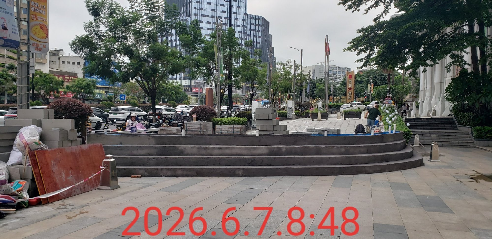瑶头村里的旧巷如今一侧是田心街的地址门牌，另一侧是西市大街的地址门牌...