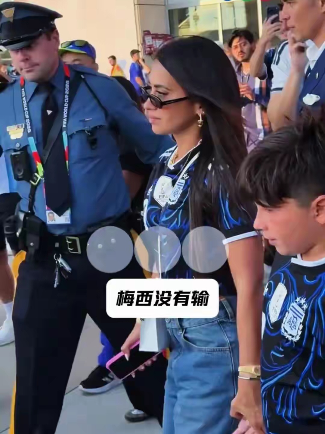 世界杯偶遇梅西家人 老婆不笑强忍情绪拍照 儿子不敢抬头眼睛哭红了 ​​​