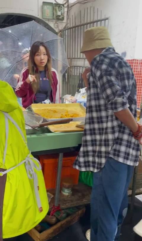 65岁吴镇宇一个人现身四川成都旅游，他的穿衣打扮挺时尚的，很有个人特色。身材很瘦，皮肤有点显黑，状态看起来还不错。最重要的是没有油腻感，这已经吊打一帮同龄人了！ ​​​