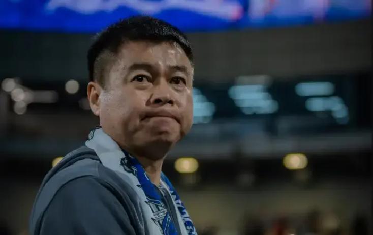 中超打到收官战，最怕的就是各种人情世故和默契球，但于根伟赛前那句“尊重联赛”，直接把悬念拉满了。
不少人觉得津门虎早就提前上岸、无欲无求，最后一轮大概率会松松油门，做个顺水人情。
真要这么想，恐怕太小看这支队伍的脾气了。
津门虎今年一路走过来有多不容易，只有他们自己心里清楚。
赛季初那会儿，