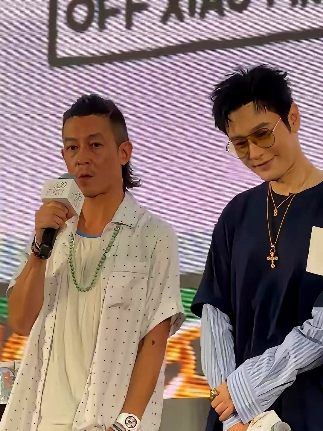 47岁的黄晓明顶着利落短发站在镜头前，生生把同龄的陈冠希衬成了一个随性大叔。

黄晓明现在的状态简直像吃了防腐剂。背挺得笔直，下颌线轮廓分明，脸上连多余的褶子都没几根。这背后绝对是健身房里流成河的汗水，和常年对碳水的克制。

切到陈冠希的画面，镜头前纯素颜怼脸拍，胡茬也不刮，眼袋就那么挂着。他选了另