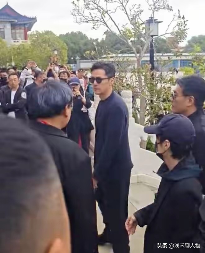 内娱终于出了一个可怕的演员，
那就是胡歌，
倒不是因为他实力多强，而是因为他本身就是一个重情重义！
 
这次金鹰奖颁奖礼，所有明星都留在长沙走完所有流程，参加后续活动。唯独胡歌典礼刚结束就连夜赶飞机，千里奔赴北京，只为参加游本昌老师的遗体告别仪式。

他一身黑衣素服出现在告别现场，眼眶泛红，难掩悲伤