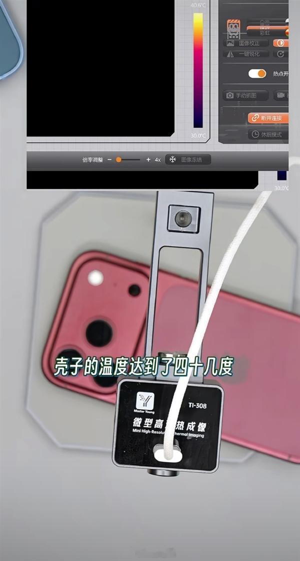 博主杨长顺直播拆解首发 iPhone18 Pro，带来新机内部完整实测。硬件上，新机升级超大 VC 均热板，散热面积大幅提升；A20 Pro 采用 CPU 与内存分离封装，规避运存被 CPU 高温烘烤问题。

但实测槽点不少：安兔兔跑分不到 340 万，对比玄戒 O3 超 500 万的成绩差距明显；可变光圈开合卡顿，顺滑度不及华 ​