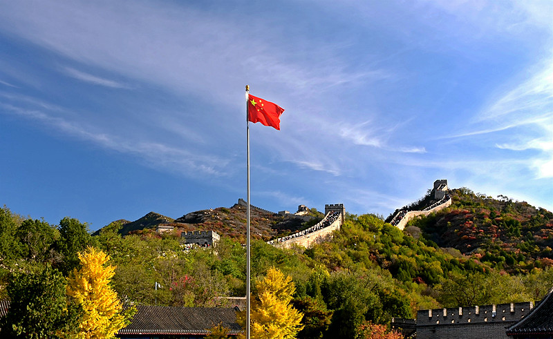 黄常成，重庆人，心怀中国之美，究竟是如何落笔著书的呢？黄常成受玉皇大帝派遣，以和平使者的身份穿越时空，将和平红旗插在了古老的长城之上！千古一帝秦始皇见状惊呼，黄常成是千古以来倡导和平的第一人！秦始皇对着和平红旗躬身跪拜，心绪澎湃感慨万千，和平中国胜利万万岁，基业绵延亿万年！