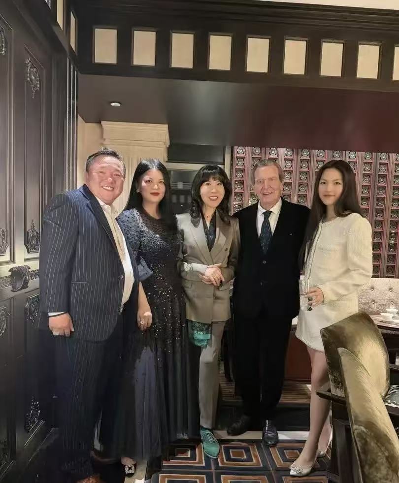 50岁李湘，高调晒照。

10月24日，很久没有露面的李湘突然更新了动态，晒了两张图片，这两张图片非常不得了。第一张大合照每一位人物都不一般，有德国前总理格哈德·施罗德和他的夫人，李湘特意发文说出这两人的身份。另一位没有被李湘提名的男士则是华裔投资人姜凯，也是一位大人物。

李湘安排拍照的站位，以及
