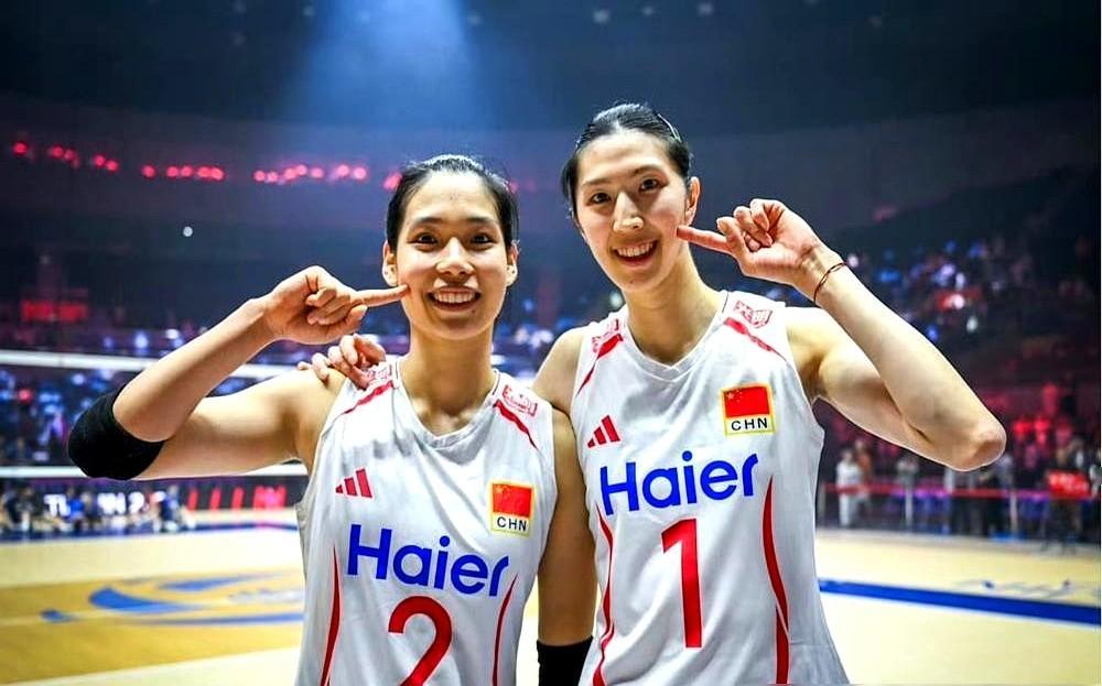 第三局打出25比7的窒息比分后，中国女排队长龚翔宇突然冲着网对面的对手招了招手。

刚被3比0横扫的中国台北女排姑娘们还没缓过神，就被一把拉到了镜头最前面的C位。身高一米九几的中国女排队员们，默契地全部退到后排，稳稳当起了背景板。

这是亚锦赛赛后的真实一幕。前一秒还在网前重炮扣杀毫不手软，下一秒场