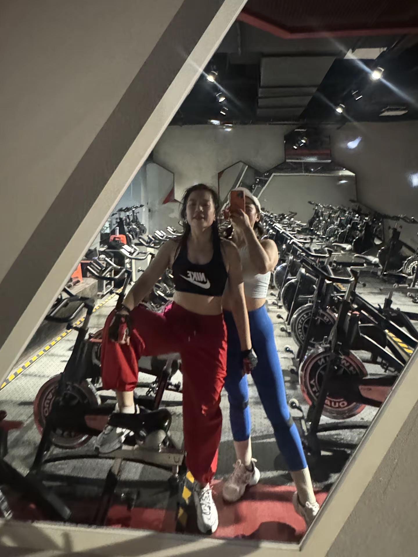 <p>爱健身的小姐姐 健身房日常 <!--{img:0}--><!--...