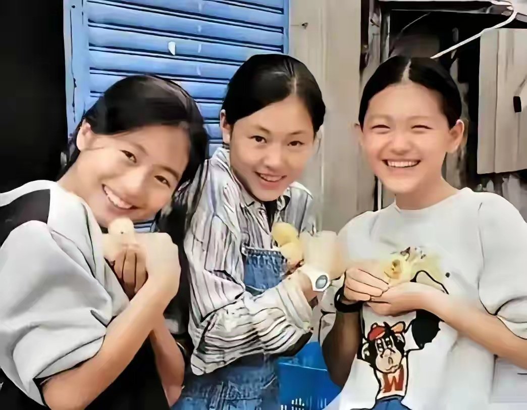 小S二女儿晒和表哥的合影，这个男生是S家大姐儿子！大S很疼这个外甥，当时她和汪小菲谈恋爱的时候，都带着他！ ​​​