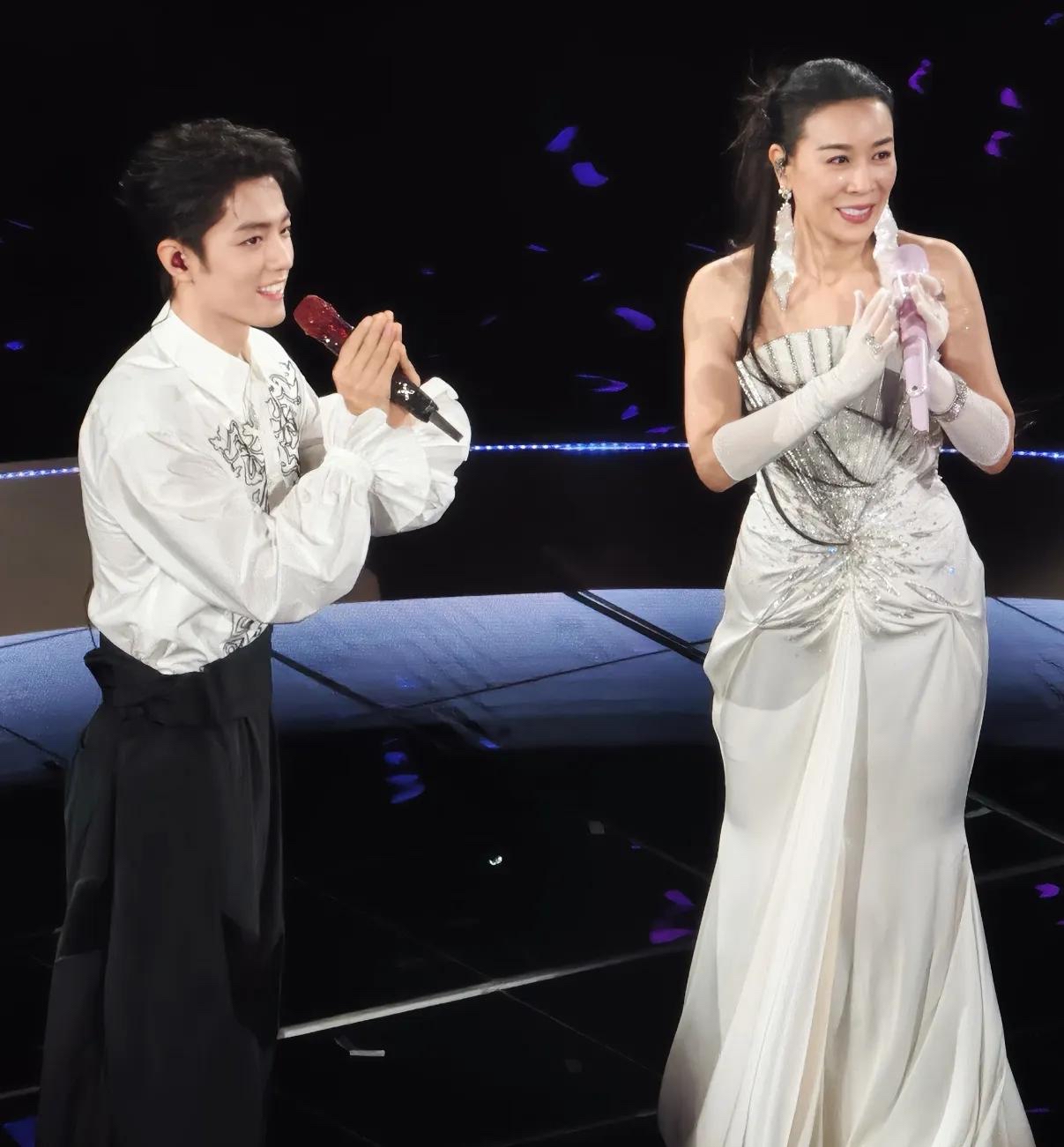 58岁那英演唱会热度居高不下

58岁的那英，只要不塌房，演唱会唱得好不好听已然不再重要。她如今最大的底气，并非唱功，而是稳坐娱乐圈的资深地位。

早前她虽因综艺口碑争议备受讨论，但眼光十分独到，亲手选出的张碧晨等人，如今都是娱乐圈当红歌手。

那英性格直爽敢说真话，出道多年几乎无绯闻，老牌艺人的人