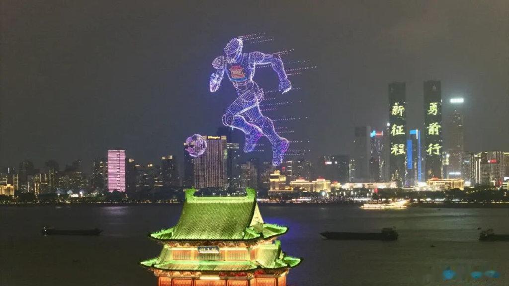 【#红星照耀中国##南昌实体经济实在哪##南昌具身智能渐入差异化新路径# 】不卷整机卷“关节”，南昌凭什么在具身智能赛道另辟蹊径？
2026年4月14日，江西南昌龙旗科技的平板制造工厂里，一场持续8小时的直播吸引了全球制造业的目光。智元机器人旗下的“精灵G2”以产线“正式员工”的身份，在高速流水线 ​