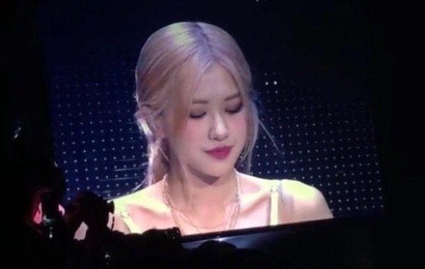 #ROSÉ[超话]#  宝宝们赞评随机散落🧧#朴彩英氛围美神# ​