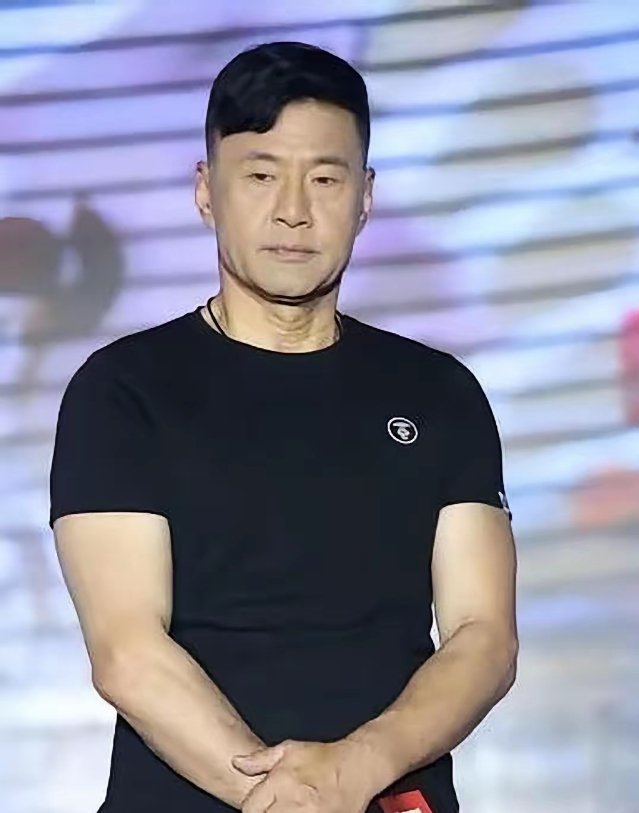 于荣光始终难以释怀，结婚三十五载，钱是他挣，饭是他做，本人几乎没有绯闻，对待妻子百般疼爱可2021年六十三岁的他，妻子却执意要离婚，并且申请冻结于荣光五千万资产。法院民事裁定书有据可查，2021年6月2日，王玉苓向北京市丰台区人民法院申请诉前财产保全，冻结于荣光名下五千万银行存款。此举干脆 ​