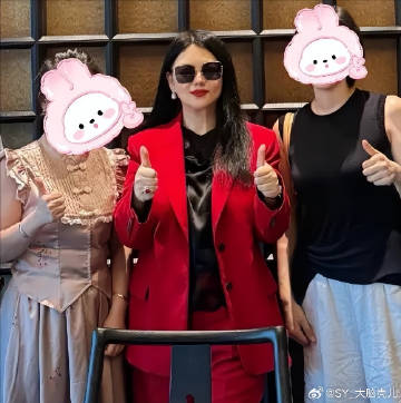 李湘气场全开，和朋友聚餐合影稳居C位，无名指红宝石钻戒抢镜！