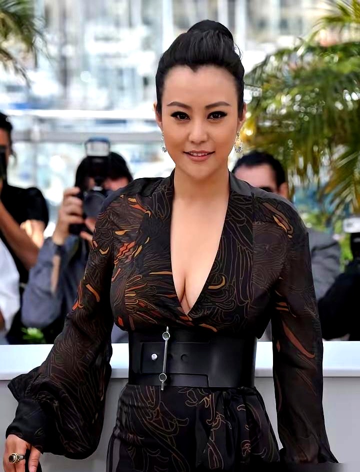 邓超当年放弃公认的“金童玉女”郝蕾，转头娶了孙俪，把婚姻的现实底色扒得一干二净：男人走到最后，要的从来不是什么势均力敌的对手，而是一个能让他踏实过日子的人。
 

那时候郝蕾出道早演技硬，骨子里透着股不服输的劲儿，绝不肯为谁妥协半步。邓超表面看着随和爱笑，实际内心主见极强，根本不喜欢被人牵着鼻子走。