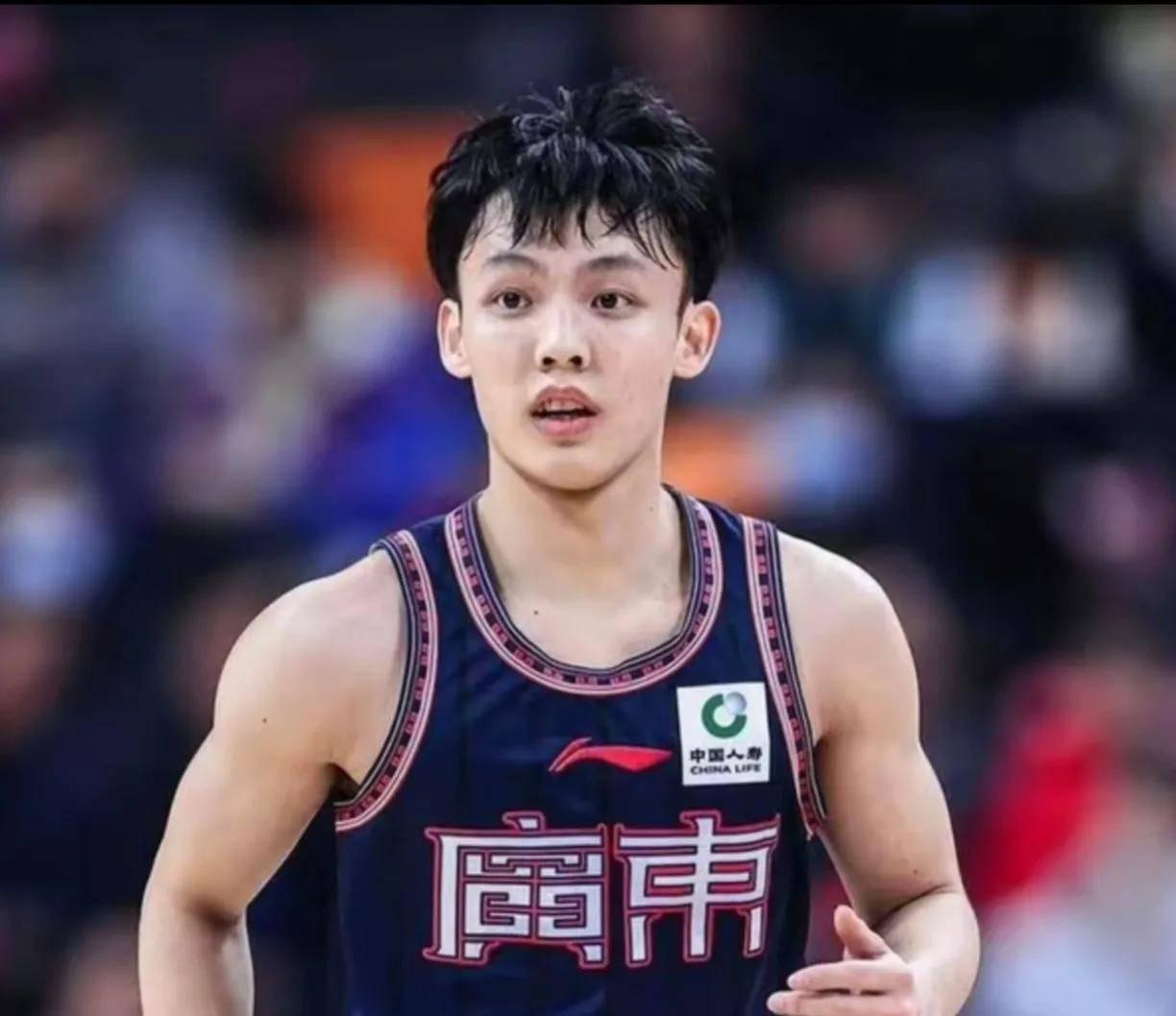 徐杰带队加练！据东莞南城训练基地的现场球迷透露：在徐杰的带动下，广东男...