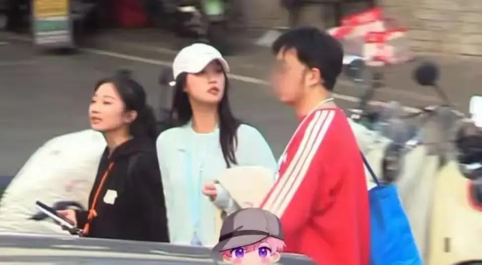 蓝盈莹这次在乌镇戏剧节被偶遇，大家最关心的不是她看了什么戏，而是身边那个负责拎包的男人。
讲实话，第一眼看过去，这位新男友的侧脸真有点撞脸瘦下来的杜海涛。
全程背着个大大的助理包，闷着头跟在后头，脸上几乎没什么表情，倒真像是临时被拉来干活的工作人员。
难免有人翻出当年她和曹骏那段人人称羡的感情