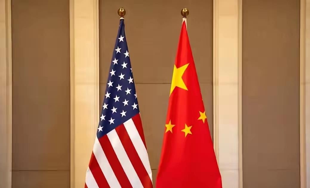 美国国务卿鲁比奥前几天说了个事，美方已经邀请普京参加12月在迈阿密开的G20峰会。克里姆林宫那边回应说，感谢邀请，会考虑。
鲁比奥讲了一句话挺实在的：“要解决问题，就得跟意见不合的人见面”。
这话糙理不糙。普京从2019年之后就没亲自去过G20了，这几年都是外长替他去。现在美方主动开口请人，不管最后