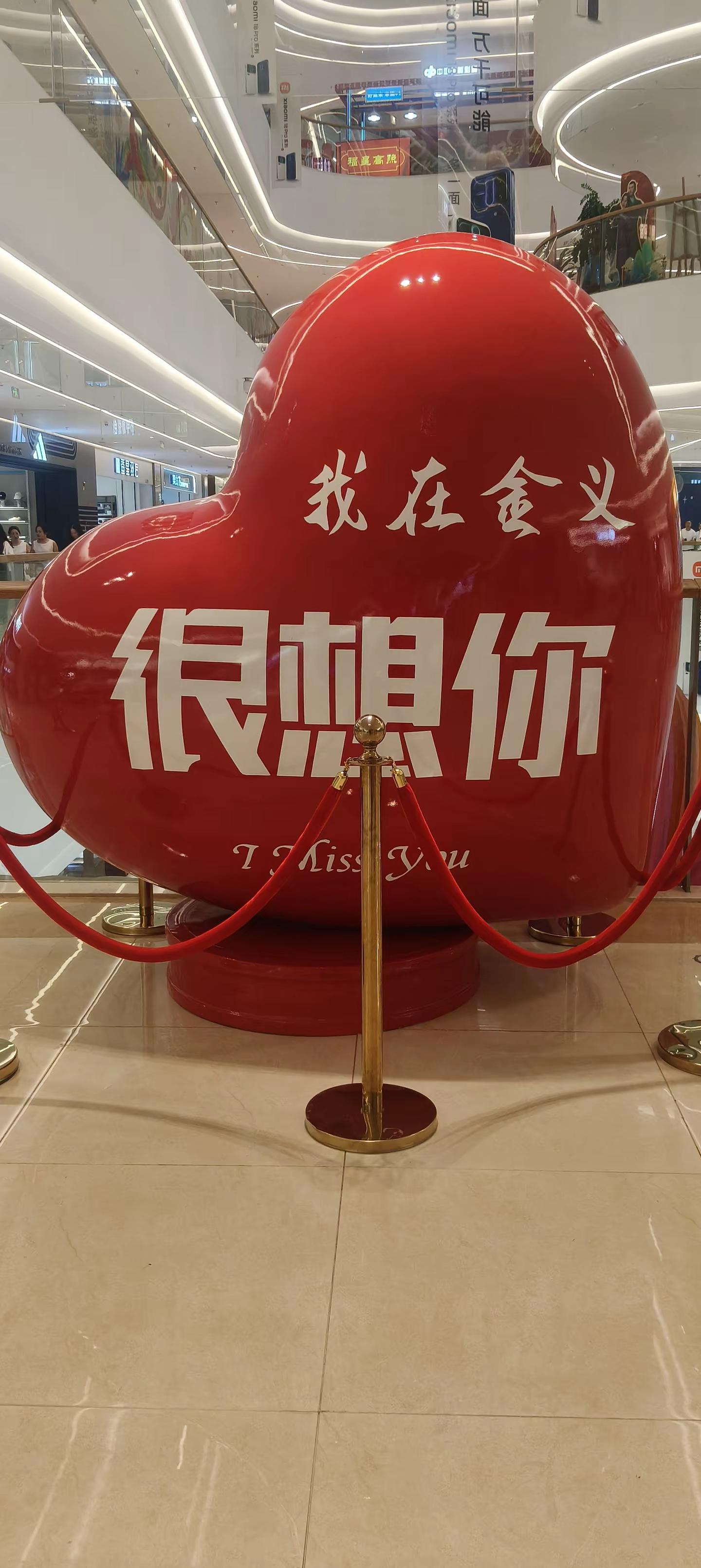 放下琐事，开上问界M7随便出去溜达溜达。没有固定目的地，沿着道路慢慢前行，伴着车内好听的音乐，吹一吹路上的风，享受这份简单自在，治愈日常疲惫。