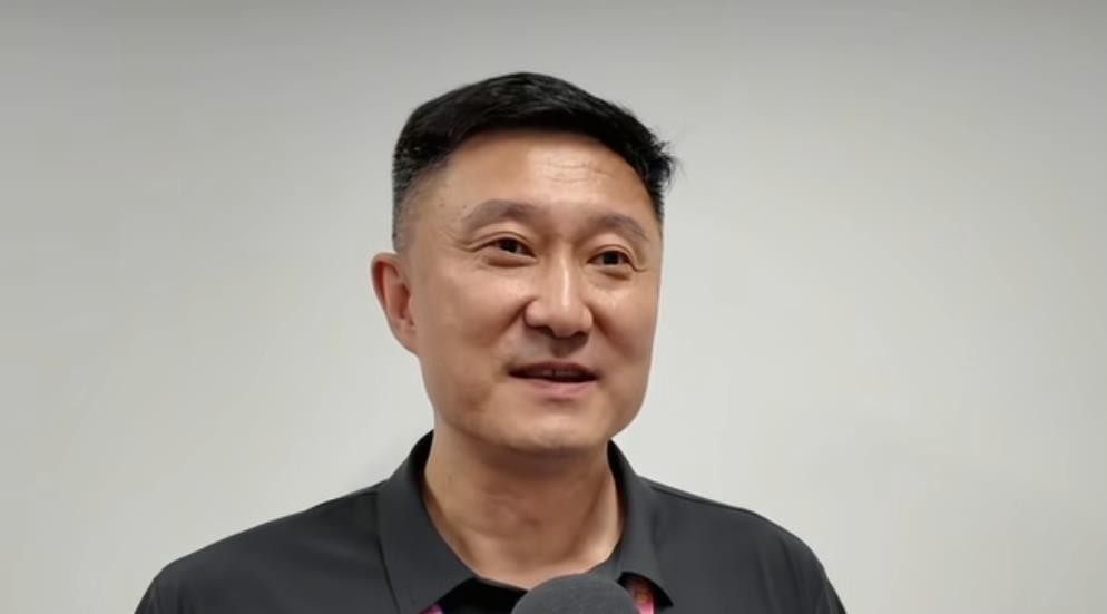 广东打广厦赛后传出的那段“杜锋点评”，查下来站不住脚。
2026-2027赛季杜锋已升任球队总教练，不再担任主教练。这场球的临场指挥和赛后发布会，都是新任外籍主教练亚科夫列维奇负责的，发言的人不是杜锋。
那段文字里说徐杰“作为首发控卫战术匹配性不高”，跟当场情况也对不上。徐杰虽然报名首发，但第二节整