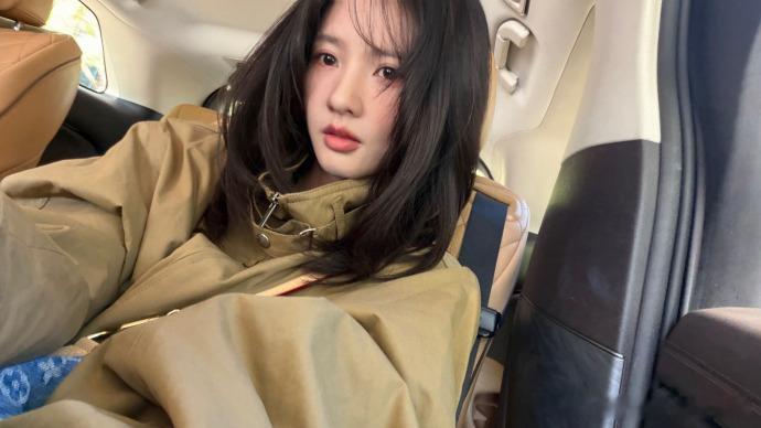 刘些宁剪个头发刘些宁剪个头发自拍照 谁懂啊！刘些宁这款中长发太适配了，随手自拍都是韩剧女主既视感 ​​​