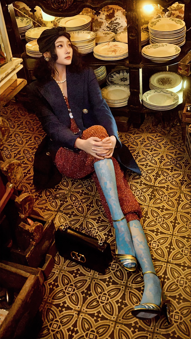 关晓彤的黑酷风写真，每一个细节都很精致