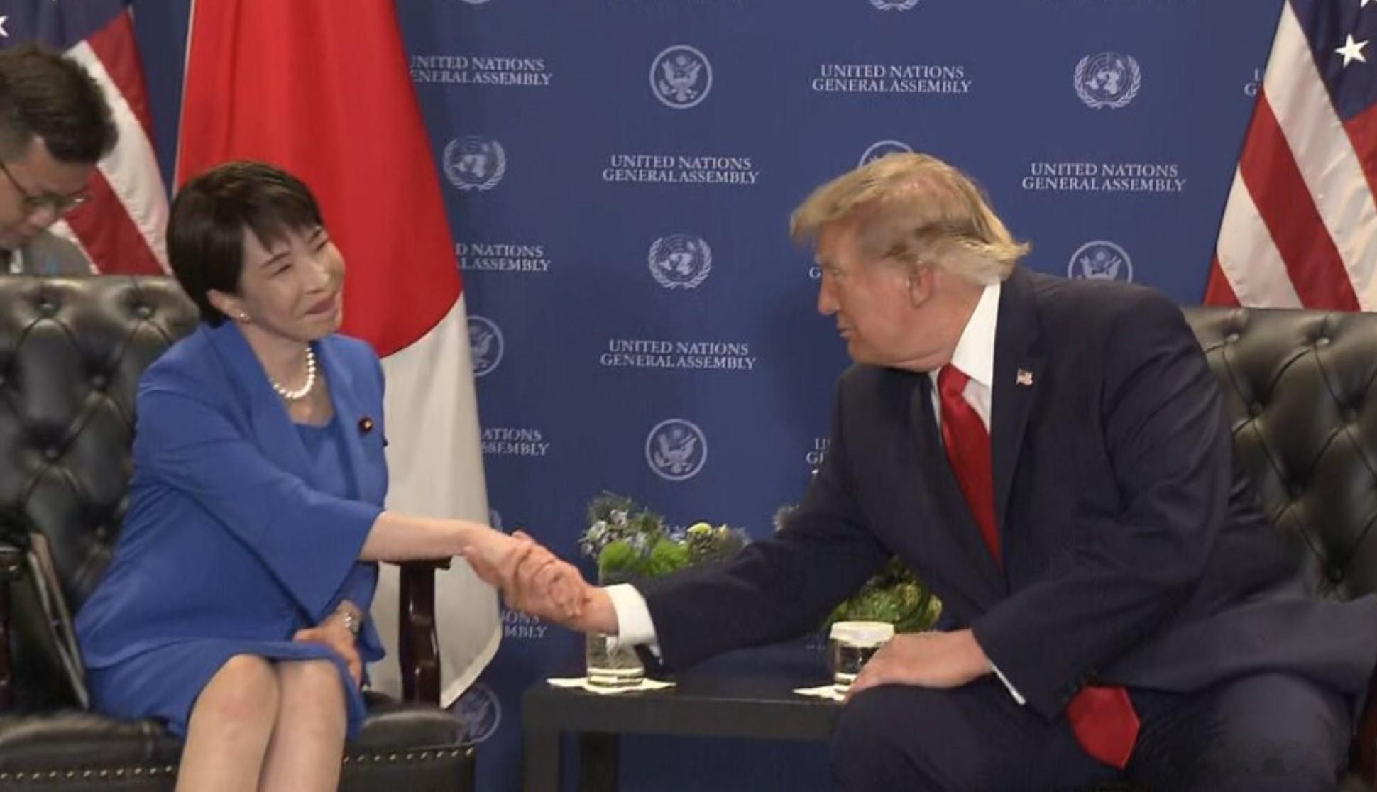 【特朗普在日美首脑会谈中称高市“将作为首相载入史册”的恭维，并不代表美国放弃了对日角色约束。】9月23日，综合FNN富士新闻网、每日新闻等多家日媒消息——纽约当地时间本月22日，美国总统特朗普与为参加联合国大会一般性辩论而到访的日本首相高是早苗举行会谈。特朗普在会谈开场表示：“能够在此和 ​