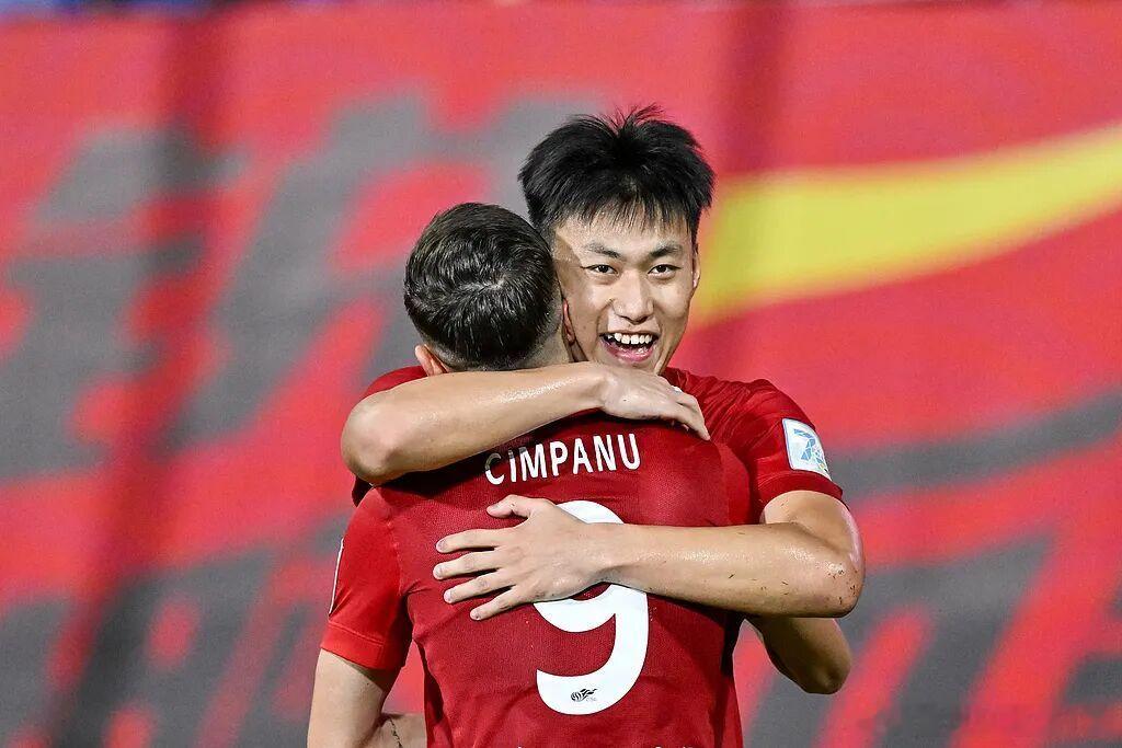 #赵松源首位在读高中生入选成年国足# 【#重庆铜梁龙球员杜月徵进国足# 】9月8日，中国男足最新一期集训名单出炉。在本期集训名单中，重庆铜梁龙一线队球员杜月徵入选，这是他首次入选成年国家队，成为重庆铜梁龙足球俱乐部历史上第二位跻身中国国家男子足球队的球员。此外，来自清华大学附属中学的17岁 ​