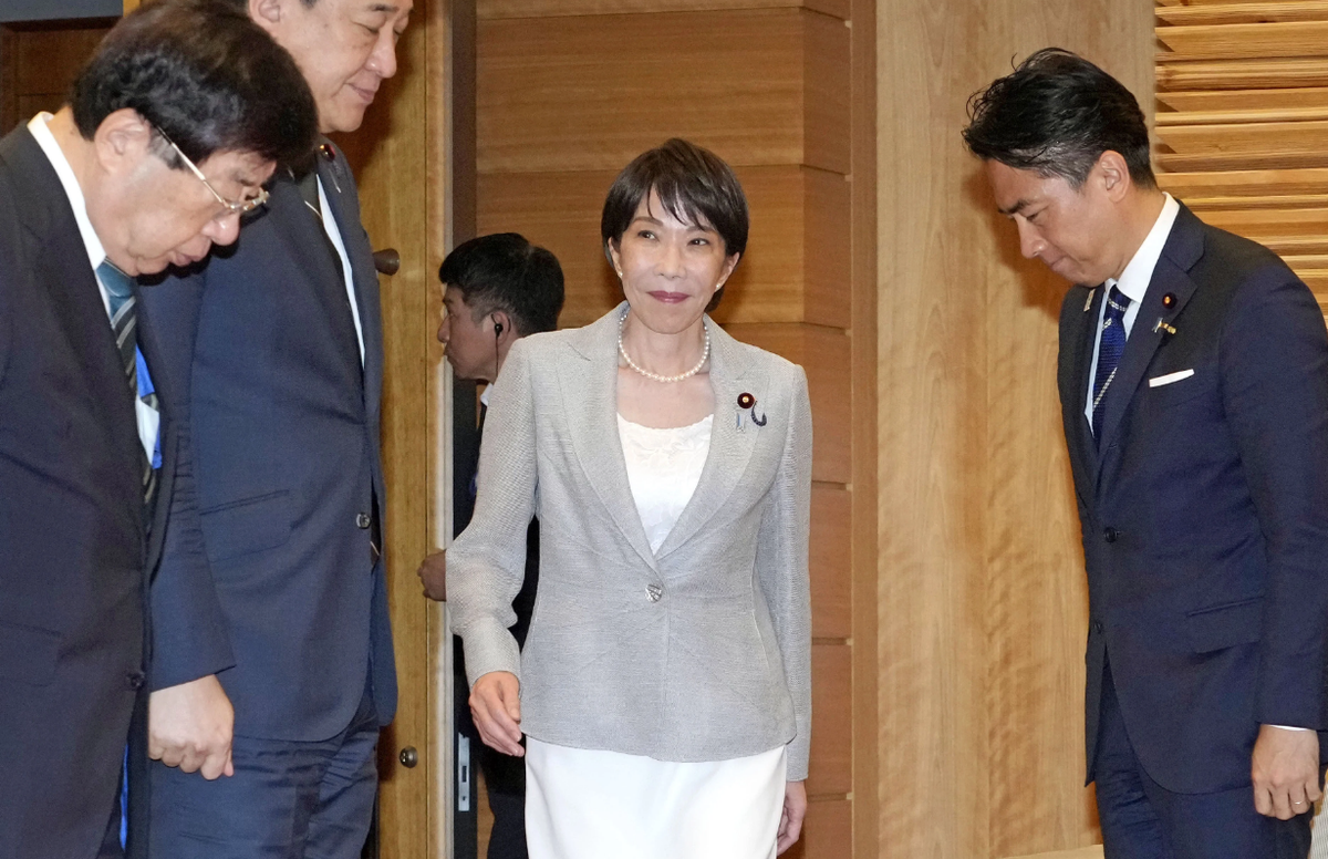 日本政坛传出重磅新闻。

据日本共同社9月14日报道，自民党干事长铃木俊一在日本广播协会一档节目中透露，首相高市早苗将于16日进行自民党高层人事调整，并于17日推进内阁改组。这将是高市自2025年10月上台以来首次启动内阁层面的重新洗牌。

如果最终成行，这将意味着维新会成员首次进入日本内阁。表面看