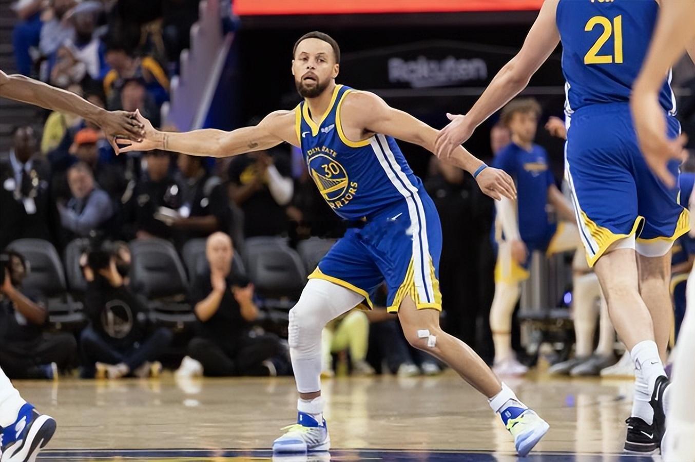 随着德雷蒙德-格林（Draymond Green）正式与金州勇士签下他...