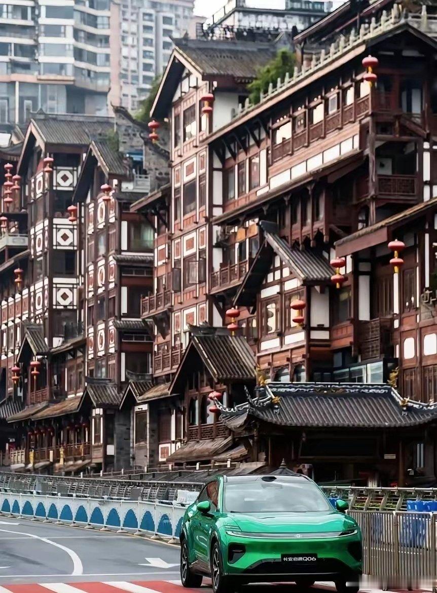 长安启源Q06重庆街拍赏析。咖啡店背景氛围松弛，涂鸦墙充满活力，红黑车库高级利落。拍车不必追求复杂场地，选对和车身线条、色彩呼应的背景，就能轻松出片。简单场景也能拍出不一样的质感，分享实用拍车思路。#长安汽车# ​